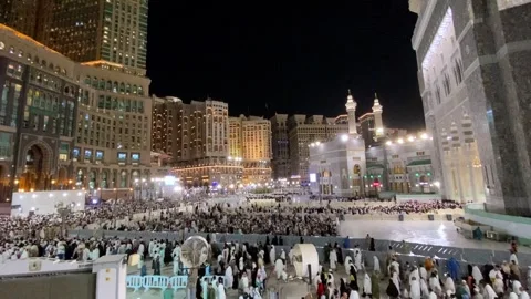 A wide-angle night view of a large crowd of pilgrims gathered at the Grand Vídeos de archivo 347979154