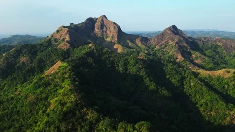 Wide angle pan showing the natural beauty of Mt. Batulao with its grassy 스톡 동영상 334126337