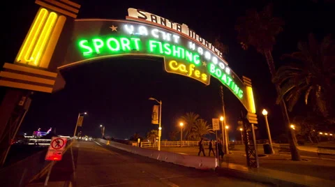 Wide angle panning of famous Santa Monica Pier entrance sign night Los Angeles Stockbeeldmateriaal 45903024