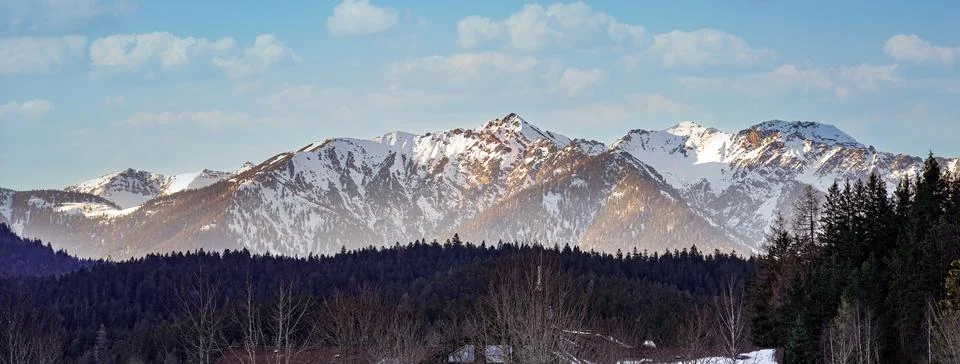 Wide-angle panoramic image of the Alpine mountains with a resolution of 32 to 写真素材