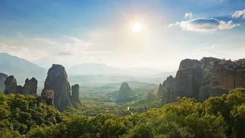 Wide angle panoramic view of Meteora mountains Foto stock
