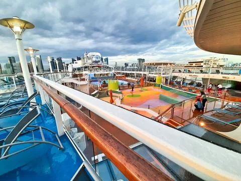 A wide-angle perspective captures the outdoor pool deck of a cruise ship Stock-Fotos