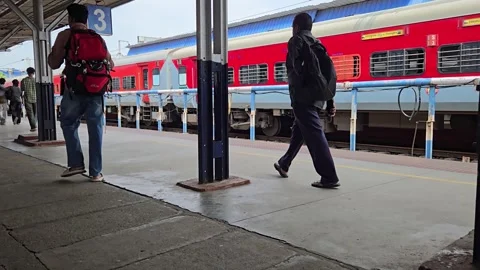 Wide angle perspective of commuters and backpackers walking down a transit corri Vídeo Stock 340991158
