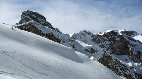 Wide angle of professional skier freeriding off piste in fresh snow, Swiss Alps Stock Footage 129085232