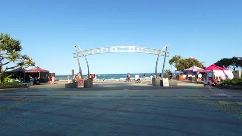 A wide-angle shot capturing the iconic Surfers Paradise archway entrance leads Vídeo Stock 327504475