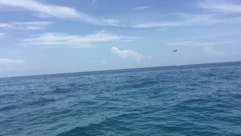 Wide angle shot: Parasailing over the atlantic ocean, through a bold, blue Vídeos de archivo 93878130