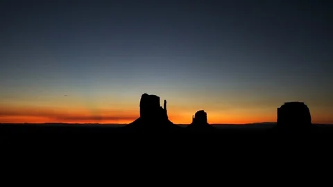 Wide angle silhouette timelapse in Monument Valley of buttes sunrise Video stock 120606403