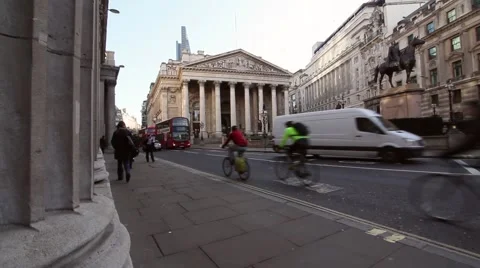 Wide angle Static shot of Pillars of the Bank of England and Royal Exchange Vídeos de archivo 64348357