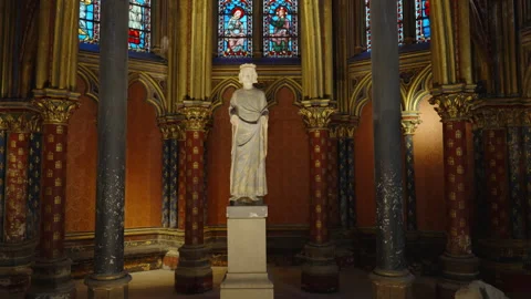 Wide angle tilt up clip of the statue of king louis ix in sainte-chapelle Stock Footage 250160404