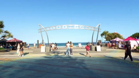 A wide-angle time-lapse shot capturing the iconic Surfers Paradise archway Vídeo Stock 326021601