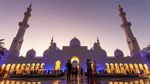 Wide-angle timelapse of Sheikh Zayed Grand Mosque at sunset with glowing domes Stock-Footage 320163941