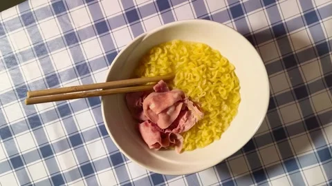 Wide angle top down view of delicious tasty asian ramen noodles cuisine in .. Stockbeeldmateriaal 318267960