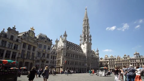 Wide angle video with tourists visiting the Grand Place, view to the famous Stock Footage 112480940