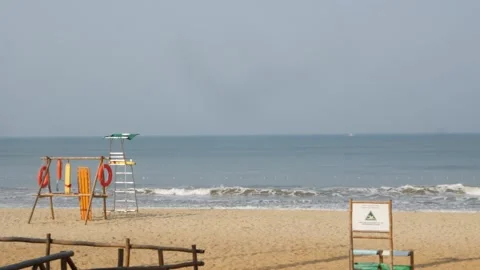 Wide angle view of beach with ocean waves 動画素材 151844034