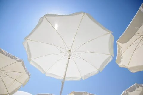 Wide angle view of beach umbrella sunny day Foto stock