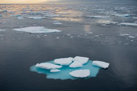 Wide angle view of broken iceberg in foreground and drifting melting ice Foto stock