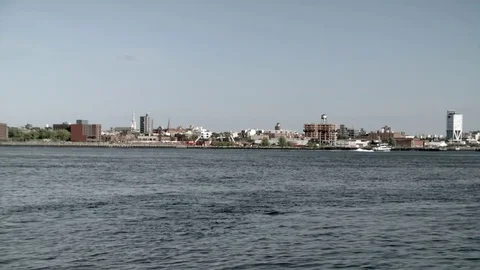 Wide angle view of Brooklyn waterfront. East River. Cruise boat passing by. Vídeo Stock 75265426