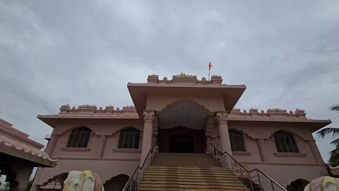 A wide-angle view captures the pink Shri Swami Samarth Seva Kendra temple in Gan 库存影片 337950035
