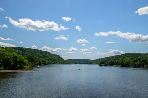 Wide angle view of the Delaware River near New Hope, Pennsylvania showing a w Foto stock
