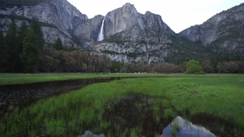 Wide angle view: downward pan of Upper Yosemite Falls to flooded Yosemite Valley Stockbeeldmateriaal 241194127