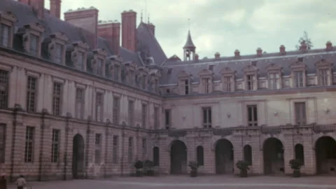 Wide Angle View of Inner Courtyard Fontainebleau Castle Archival Footage Stockbeeldmateriaal 294866408