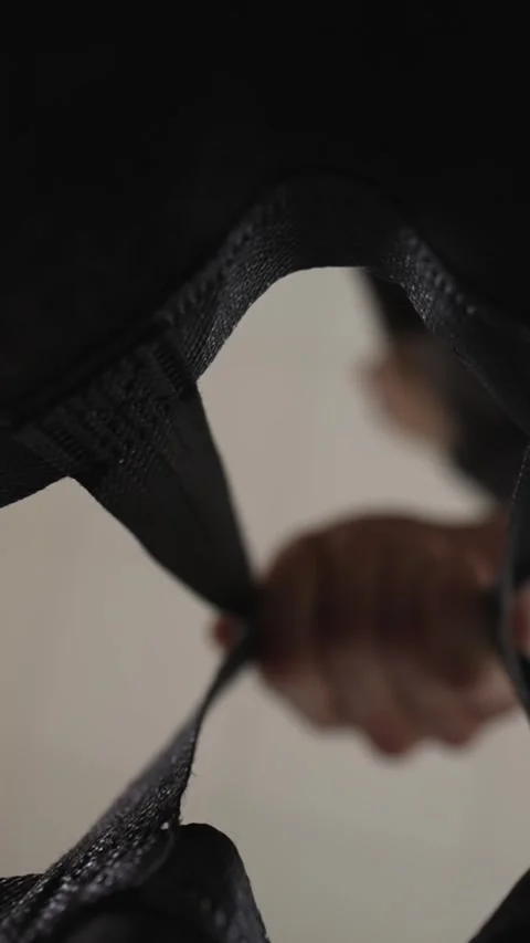 Wide-angle view of the inside of a bag being carried by a man. Vídeo Stock 321353458