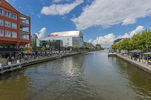 A wide-angle view of the Oude Rijn in Alphen aan den Rijn, showing the Castel Foto stock