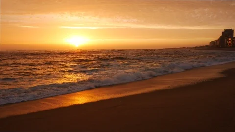 Wide angle view over beach at sunset with beautiful orange sky and reflections Vídeos de archivo 111166982