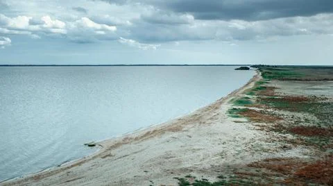 The wide-angle view of the salt marsh creates a mirror image of the water that Foto stock
