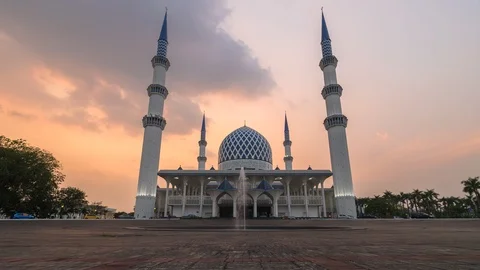 Wide Angle View Of Sultan Salahuddin Abdul Aziz Shah or The Blue Mosque. Stock Footage 106795527