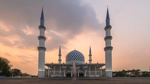Wide Angle View Of Sultan Salahuddin Abdul Aziz Shah Mosque or The Blue Mosqu Stock-Footage 106795595