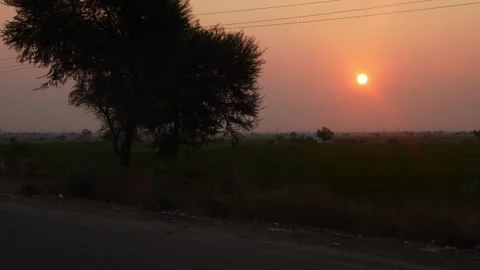 Wide angle view of sun and green fields, Vídeo Stock 151951292
