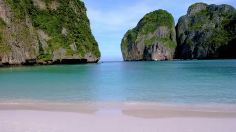 Wide angle view of turquoise cove and white sand beach on Phi Phi Islands Video stock 345545275