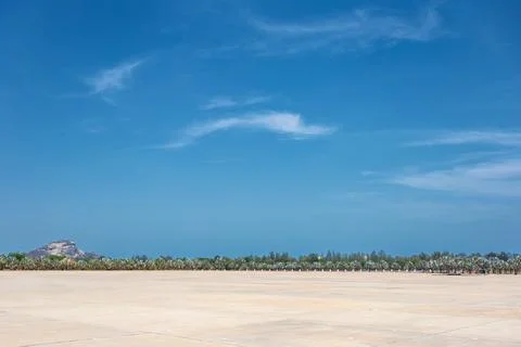 Wide angle view of vast empty concrete ground with a clear blue sky backgro.. Foto stock