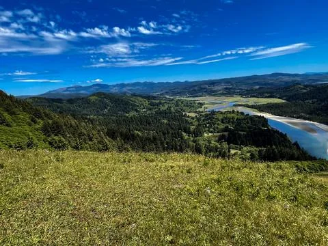 Wide-Angle View of Winding River from Hilltop Foto stock