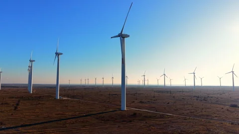 Wide angle of wind turbine farm at dusk, rural Bulgaria Vidéo 341762284