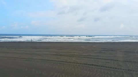 Wide beach stretches under blue sky with scattered clouds. (2)A 库存影片 340772142