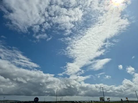 Wide blue sky with dramatic cloudscape Stockfoto's