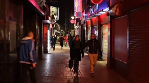 Wide boy walking through Soho alley 스톡 동영상 36505685
