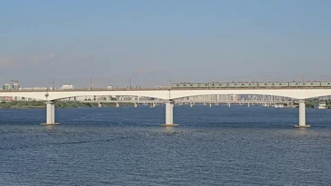 Wide Bridge Crossing the Han River in Seoul on a Clear Day Vídeos de archivo 330175311