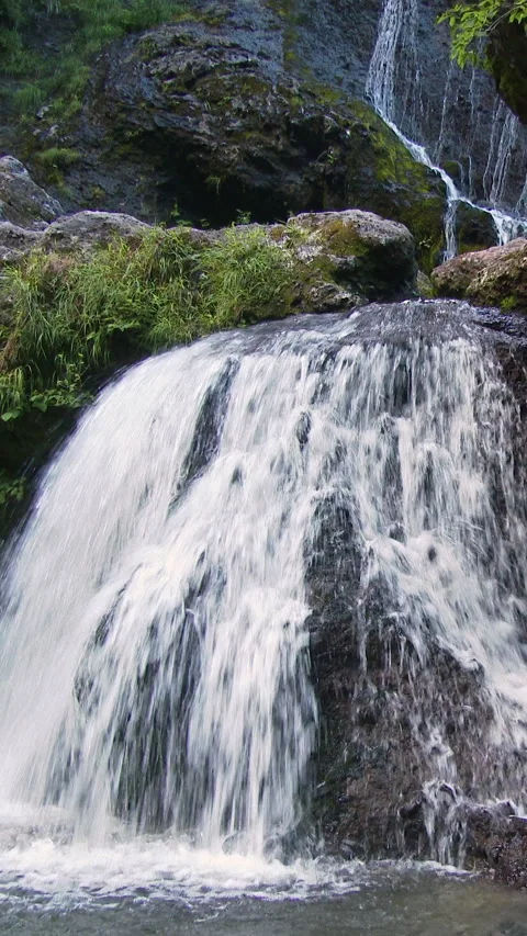 Wide Cascade Falling From Rock Ledge Vertical Video 库存影片 346067160