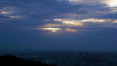 Wide Cityscape View Under Dramatic Cloudy Sky During Early Morning Dawn 動画素材 342004016