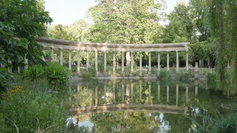 Wide classical Corinthian colonnade reflected in Naumachie pond at Parc Monceau Video stock 340484588