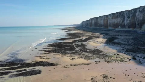 Wide coastal landscape showing the dramatic chalk cliffs and expansive beach of 動画素材 346664509