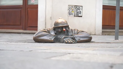 Wide of the Cumil Man at Work statue in Bratislava, Slovakia Stock-Footage 285106342