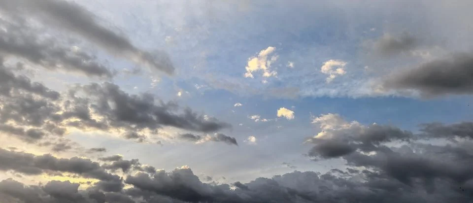 Wide Dramatic Sunset Sky With Layered Clouds 写真素材