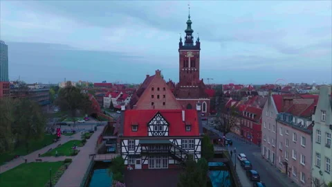 Wide drone advancing toward St. Catherine's Church facade, Gdansk Stockbeeldmateriaal 339171168