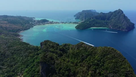 Wide Drone Establishing Shot of Phi Phi Don Island Vídeos de archivo 337546180