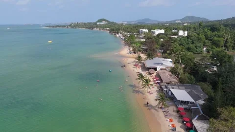 Wide Drone Flight Over Maenam Beach Shoreline Samui Vídeos de archivo 337284822
