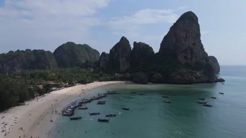 Wide Drone Panorama of Railay Beach and Limestone Cliffs Vídeos de archivo 337292090